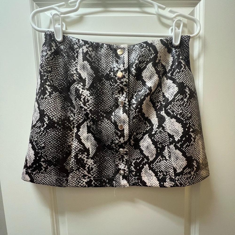 Urban Outfitters Women’s Size Medium Button Up Snake Skin Skirt